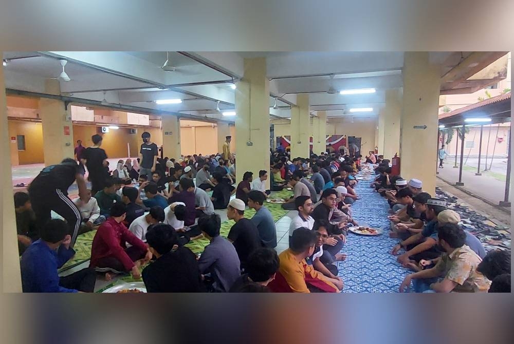 Mahasiswa UTMKL yang diraikan dalam Program Iftar Barakah Ramadan '23 pada Khamis.