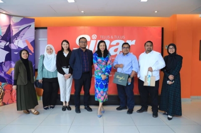 Elina (lima dari kiri) dan Zamri (tiga dari kanan) bersama staf Air Selangor dan Kumpulan Karangkraf pada Rabu.