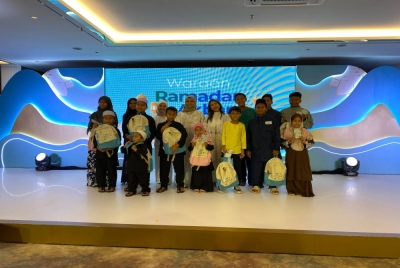 Karina (empat dari kanan) bersama anak-anak yatim yang hadir pada Majlis Wardah Ramadan Akbar yang diadakan di sini, pada Rabu.