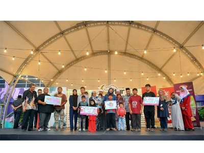 Majlis simbolik serahan kepada penerima sumbangan menerusi Program Sinar Kasih, Program Inspirasiku MYHAUS, sumbangan duit raya, bencana dan komuniti pada majlis Iftar ala Madinah @Karangkraf pada Selasa.