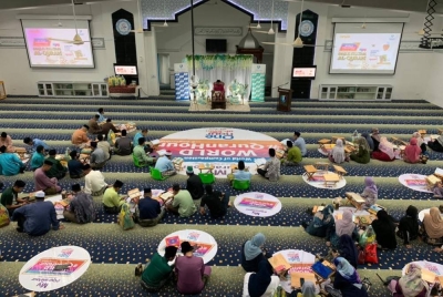Kelihatan sebahagian warga UMP yang terlibat dalam program World #QuranHour dalam program yang berlangsung di Masjid UMP di Gambang pada Khamis.