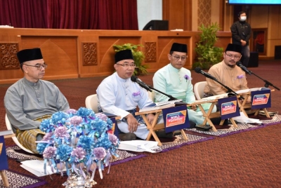 Zamri menghuraikan pengertian surah al Insan pada sesi tadabbur sempena World #QuranHour dijayakan Pejabat Mufti Perak. - Foto Korporat SUK Perak