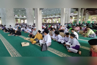 Sebahagian peserta termasuk pelajar sekolah yang menjayakan program itu.