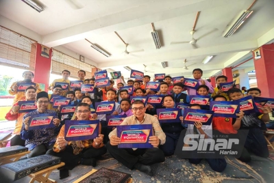 Roslan (dua dari kanan) bersama sebahagian murid SK Rahang yang terlibat dalam program World #QuranHour pada Khamis.