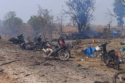 Serangan udara junta Mynmar yang menghancurkan kampung di wilayah Sagaing. - Agensi
