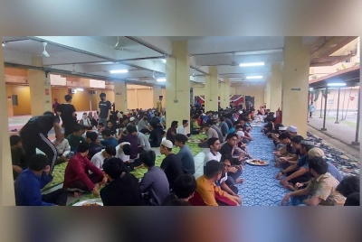 Mahasiswa UTMKL yang diraikan dalam Program Iftar Barakah Ramadan '23 pada Khamis.