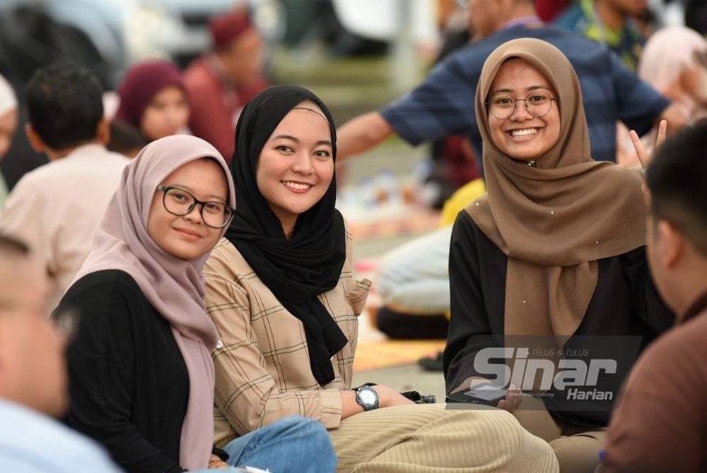 Pelajar universiti turut tidak melepaskan peluang untuk berbuka puasa di Iftar ala Madinah @Karangkraf.