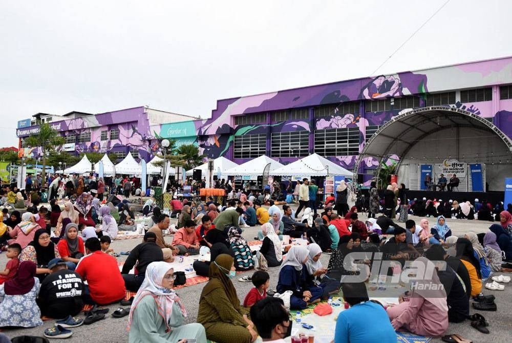 Situasi Iftar ala Madinah @Karangkraf sebelum pengunjung berbuka puasa pada Selasa lalu.