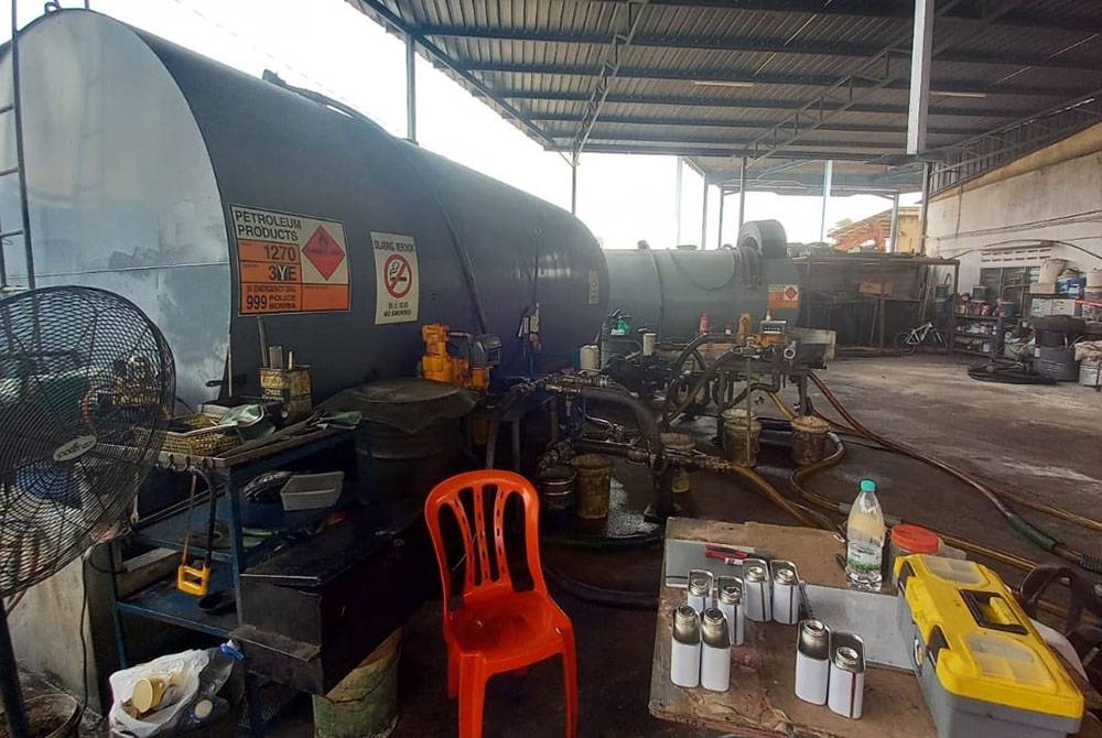 Sebanyak 98,840 liter minyak diesel disita untuk tujuan siasatan dengan nilai rampasan berjumlah RM212,506 - Foto: KPDN Negeri Sembilan