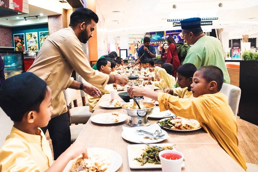 Seramai 80 penghuni Yayasan Amanah An-Nur Maisara yang diraikan Universiti Antarabangsa Quest (QIU) sempena Iftar Ramadan di AEON Mall Klebang pada Khamis.