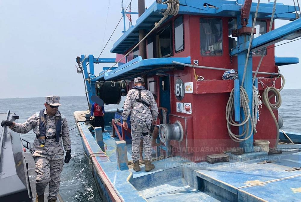 Anggota Agensi Penguatkuasaan Maritim Malaysia (Maritim Malaysia) Selangor menjalankan pemeriksaan melibatkan sebuah bot nelayan di sekitar perairan Tanjung Karang pada Khamis.