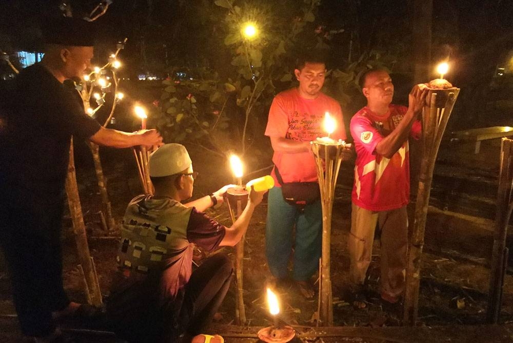 Pasukan dari Pejabat Daerah Hulu Terengganu sedang menyiapkan dekorasi sempena Program Pelita Raya Terengganu 2023 (PELITER @KBT) yang akan berlangsung bermula 14 hingga 18 April ini.