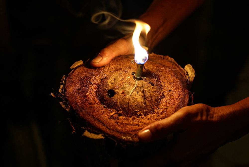 Pelita dihasilkan dari buah kelapa oleh Pejabat Daerah Hulu Terengganu dipamerkan sempena Program Pelita Raya Terengganu 2023 (PELITER @KBT). - Foto Bernama