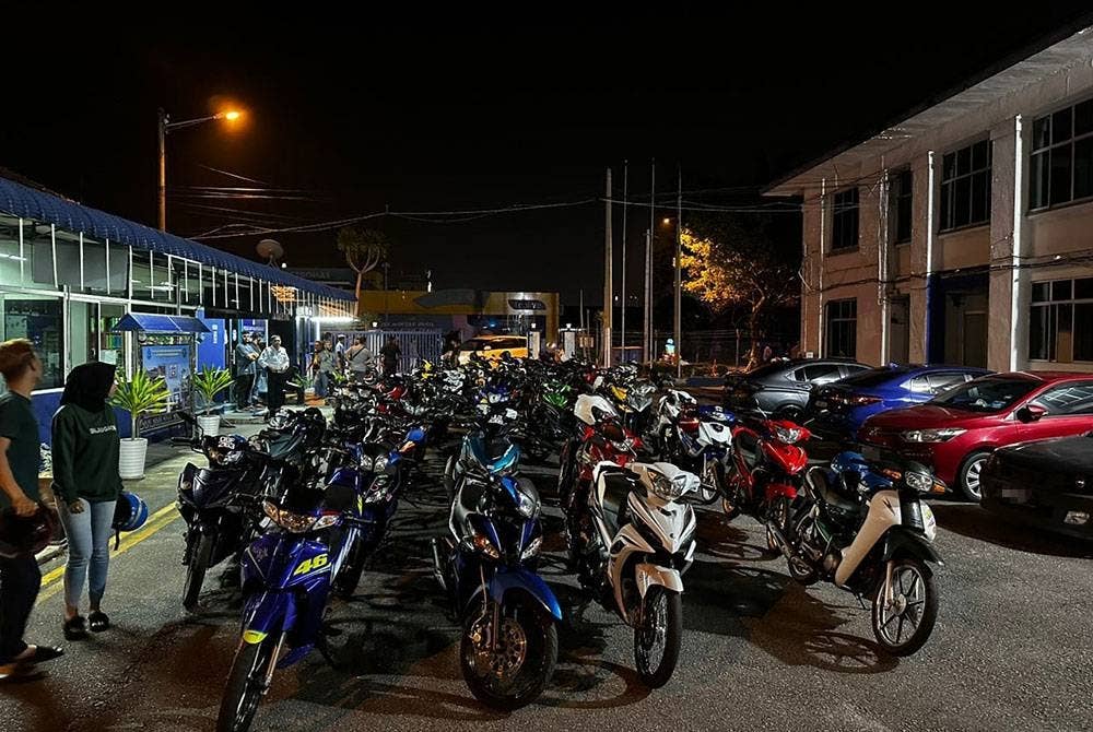 Sebahagian motosikal yang dikumpulkan di Balai Trafik Batu Pahat awal pagi, Jumaat. - Foto IPD Batu Pahat