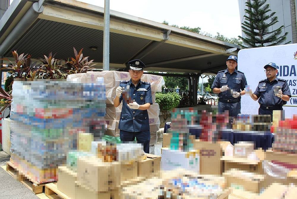 Sindiket penyeludupan rokok dan arak seludup tumpas dalam serbuan berasingan.