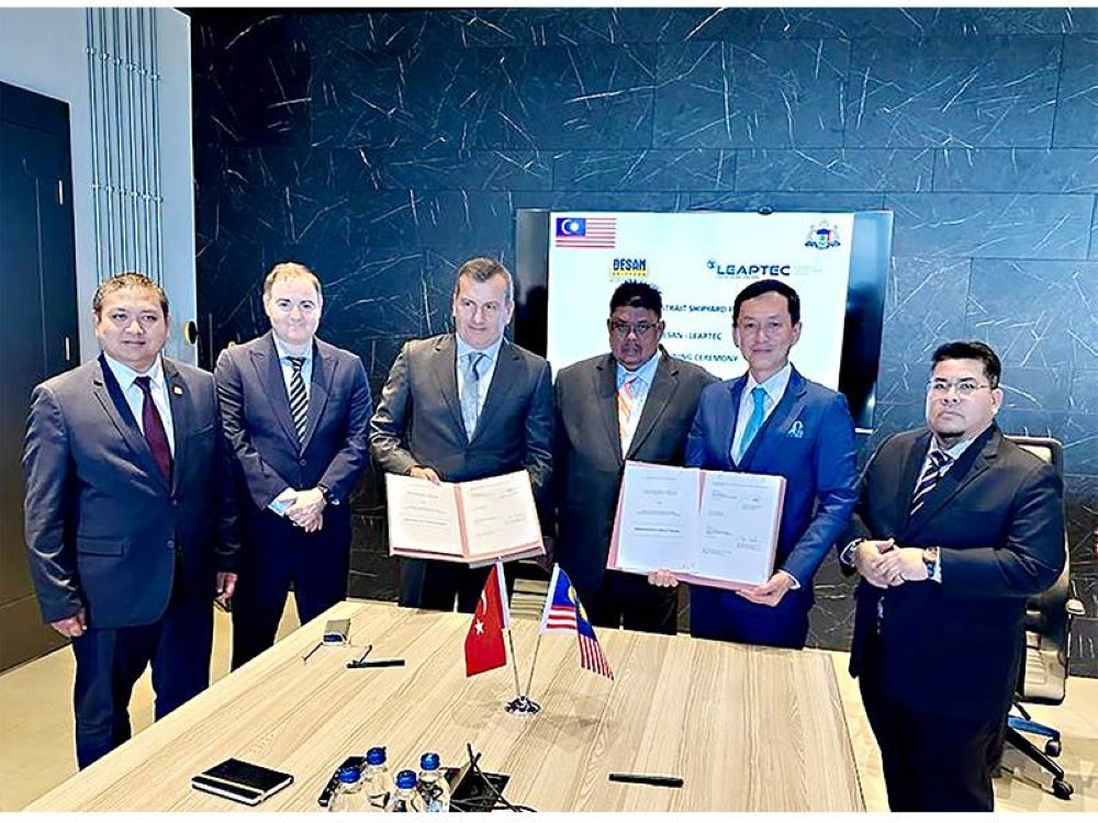 Datuk Wira Joey Lim Hock Guan dan Cenk İsmail Kaptanoğlu (tiga dari kiri) di Majlis Menandatangani MoU, disaksikan oleh Ketua Menteri Melaka, Datuk Seri Ab Rauf Yusoh, Konsul Jeneral Malaysia di Istanbul, Tengku Mohd Dzaraif Raja Abdul Kadir (kiri) dan diiringi Ketua Pegawai Eksekutif Leaptec, Datuk Mohd Anis Hisham Abd Aziz, dan Naib Pengerusi Limbungan Kapal Desan, Hasan Özgür Çilli (dua dari kiri), di Ibu Pejabat Desan, Istanbul.
