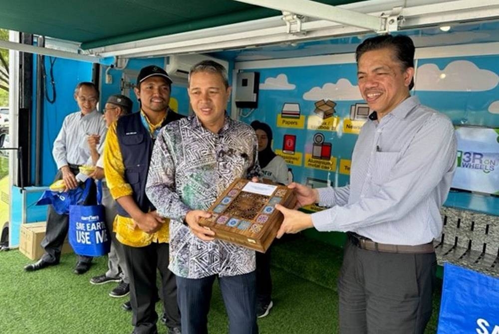 Azahari (kanan) ketika majlis perasmian Kempen Bawa Pulang Sampah Anda pada Khamis.