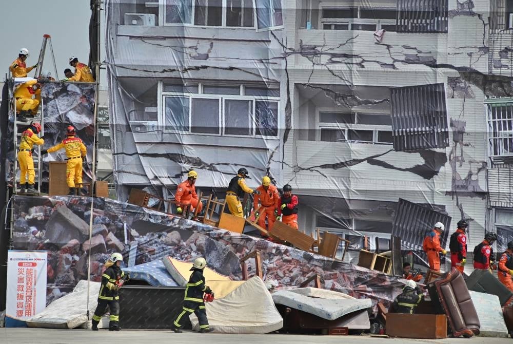 Pasukan penyelamat yang terlibat dengan latihan operasi mencari dan menyelamat sebagai persediaan jika struktur bangunan di negara itu menjadi sasaran bedilan. - Foto AFP