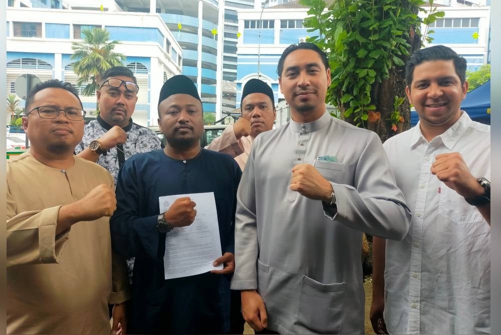 Dari kiri, Mohd Aleef dan Alan bersama Wan Ahmad Fayhsal (dua dari kanan) mengadakan sidang akhbar selepas membuat laporan polis di IPD Dang Wangi pada Jumaat.