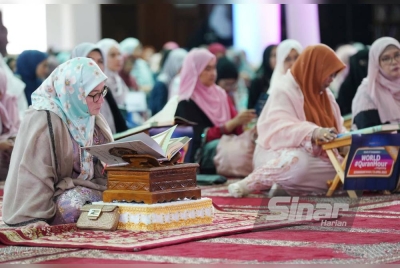 Raja Permaisuri Agong, Tunku Azizah Aminah Maimunah Iskandariah berkenan membaca al-Quran pada Majlis World #QuranHour di Masjid Sultan Haji Ahmad Shah Universiti Islam Antarabangsa Malaysia (UIAM) pada Khamis.