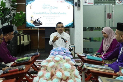 Asyraf Wajdi (tengah) sewaktu program tadarus bersama Bahagian Teknologi Maklumat Mara.