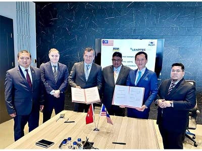 Datuk Wira Joey Lim Hock Guan dan Cenk İsmail Kaptanoğlu (tiga dari kiri) di Majlis Menandatangani MoU, disaksikan oleh Ketua Menteri Melaka, Datuk Seri Ab Rauf Yusoh, Konsul Jeneral Malaysia di Istanbul, Tengku Mohd Dzaraif Raja Abdul Kadir (kiri) dan diiringi Ketua Pegawai Eksekutif Leaptec, Datuk Mohd Anis Hisham Abd Aziz, dan Naib Pengerusi Limbungan Kapal Desan, Hasan Özgür Çilli (dua dari kiri), di Ibu Pejabat Desan, Istanbul.
