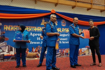 Antara pengamal media menerima sijil penghargaan dalam Majlis Apresiasi APM Selangor di Dewan Jubli Perak, Bangunan Sultan Salahuddin Abdul Aziz Shah, Shah Alam pada Jumaat.