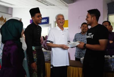Ismail Sabri edar 500 bungkus makanan kepada pelajar OKU, golongan asnaf dan perwakilan kolej UiTM.