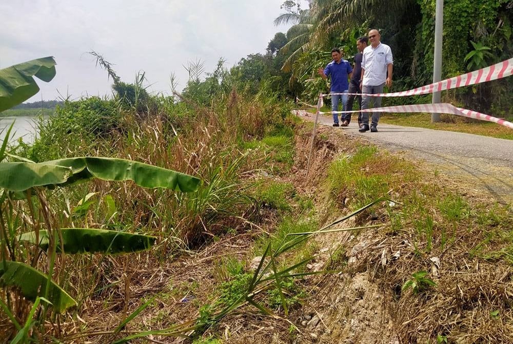Keadaan tanah yang rebak berhampiran jalan ke kawasan kediaman penduduk Kampung Tok Paduka Raja, Pulau Tiga, Kampung Gajah di sini