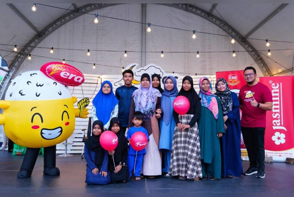 Keluarga asnaf antara penerima sumbangan duit raya.