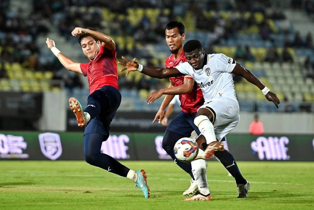 Mintah (kanan) melakukan percubaan ke pintu gol Melaka FC pada perlawanan pusingan 16 Piala FA di Stadium Sultan Mizan Zainal Abidin pada Jumaat.