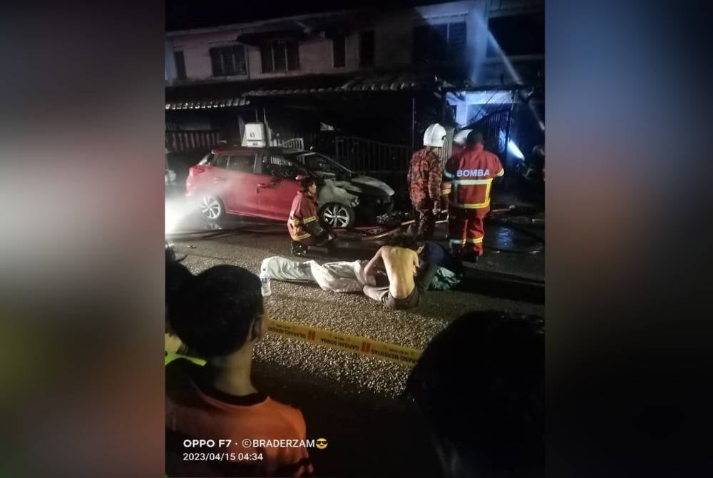 Anggota bomba dan orang awam membantu seorang mangsa yang terlibat dalam kebakaran tiga rumah di Taman Kota Masai, Pasir Gudang, pada Sabtu