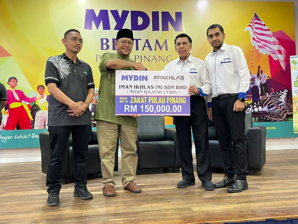 Iman Ikhlas (M) Sdn Bhd (Pasaraya Mydin Bertam) menyampaikan zakat perniagaan kepada Amran (dua dari kanan).