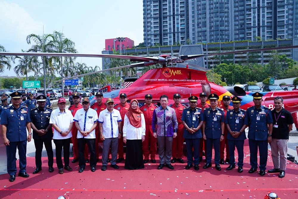 Menteri Pembangunan dan Kerajaan Tempatan, Nga Kor Ming (enam dari kanan) dan Menteri Kesihatan, Dr Zaliha Mustafa (tujuh dari kanan) bergambar di helikopter EMARS pada Majlis Pelancaran Perkhidmatan Khas Ambulan Udara (EMARS) di pekarangan AEON Mall Shah Alam pada Sabtu. Foto SINAR HARIAN / MOHD HALIM ABDUL WAHID.