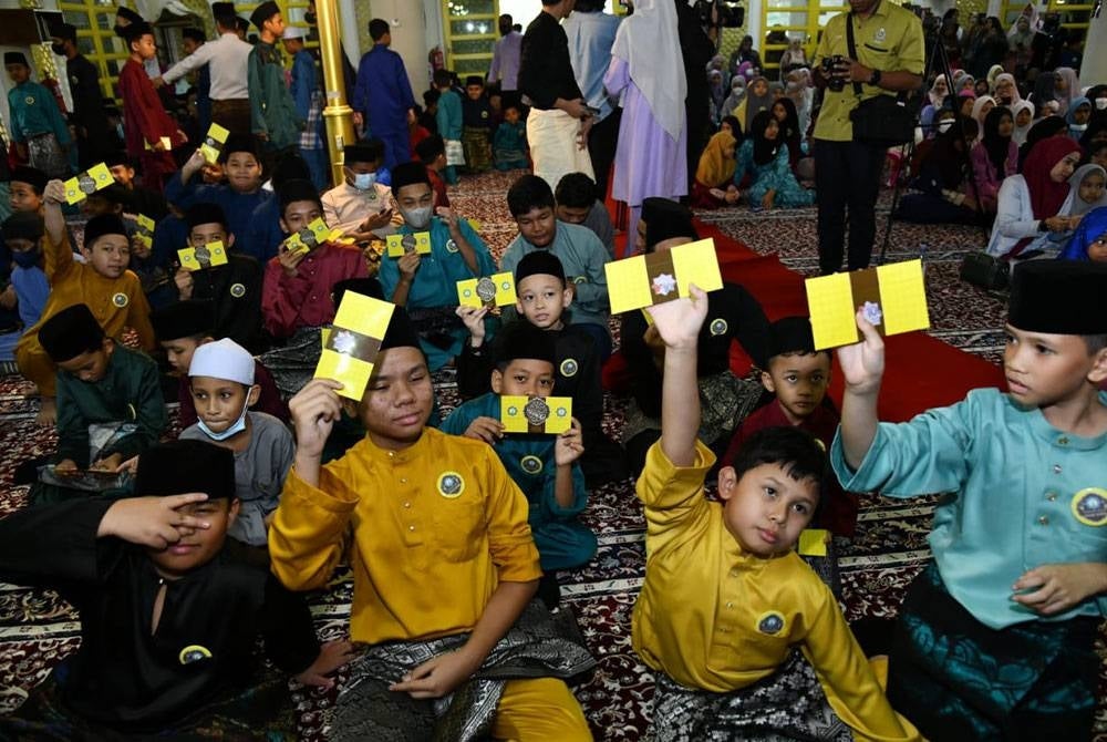 Penerima bergambar beramai-ramai bersama sumbangan yang diterima.