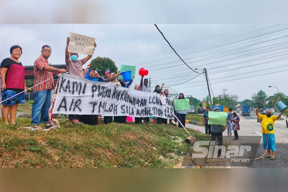 Sebahagian penduduk yang turun padang dalam himpunan aman di hadapan Kampung Kenangan pada Sabtu.