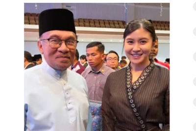 Elizabeth memohon maaf kerana terlanggar PM disebabkan terlalu teruja dapat bertemu dengan beliau.