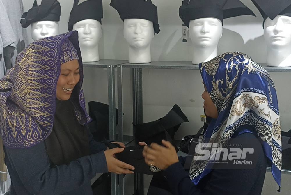 Aziani melayan pelanggan yang memilih tanjak.