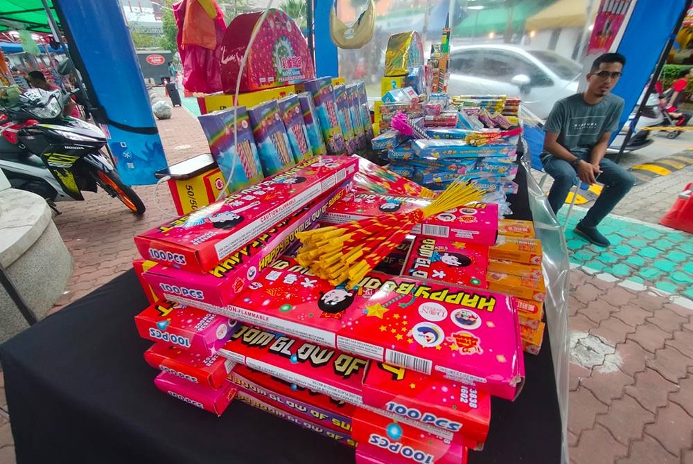 Mohd Amirullah yakin dapat menghabiskan stok barangan yang dijual walaupun persaingan sengit.