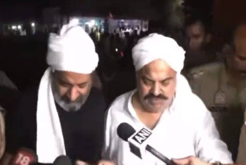 Insiden pembunuhan Atiq Ahmed dan abangnya berjaya dirakam kamera televisyen. - Foto Agensi