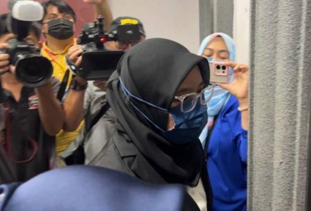 Nurul Syahirah mengaku tidak bersalah di Mahkamah Sesyen Johor Bahru hari ini atas enam pertuduhan salah guna kuasa, melibatkan suapan berjumlah RM13,480.20, tiga tahun lalu. - Foto AWANI