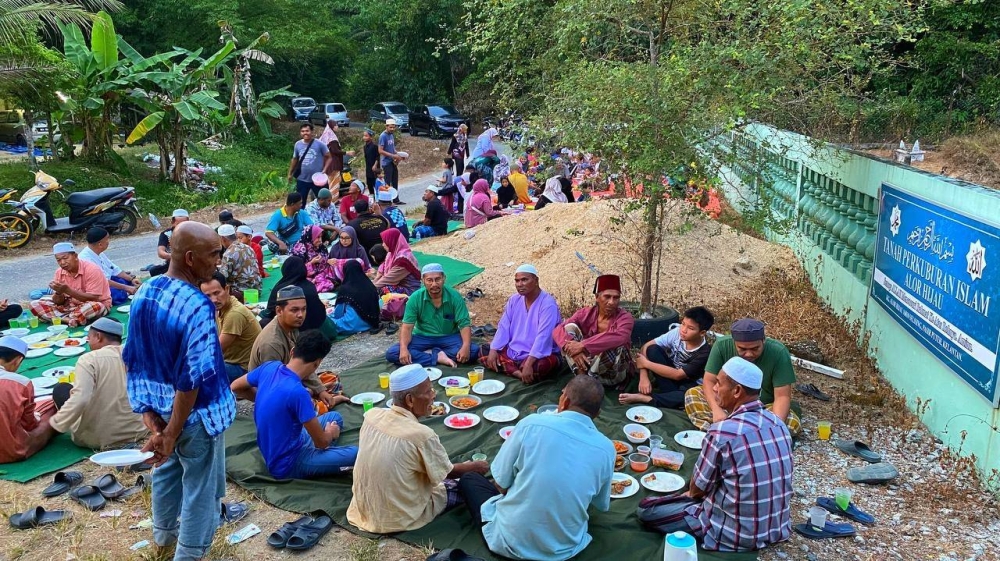 Penduduk mengadakan tahlil secara beramai-ramai sebelum berbuka puasa.