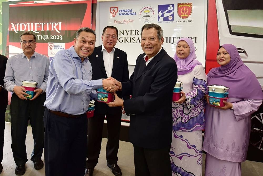 Abdul Razak (tiga dari kanan) bersama Baharin (empat dari kanan) ketika Sesi Simbolik Penyerahan Bingkisan Raya TNB 2023 pada Khamis
