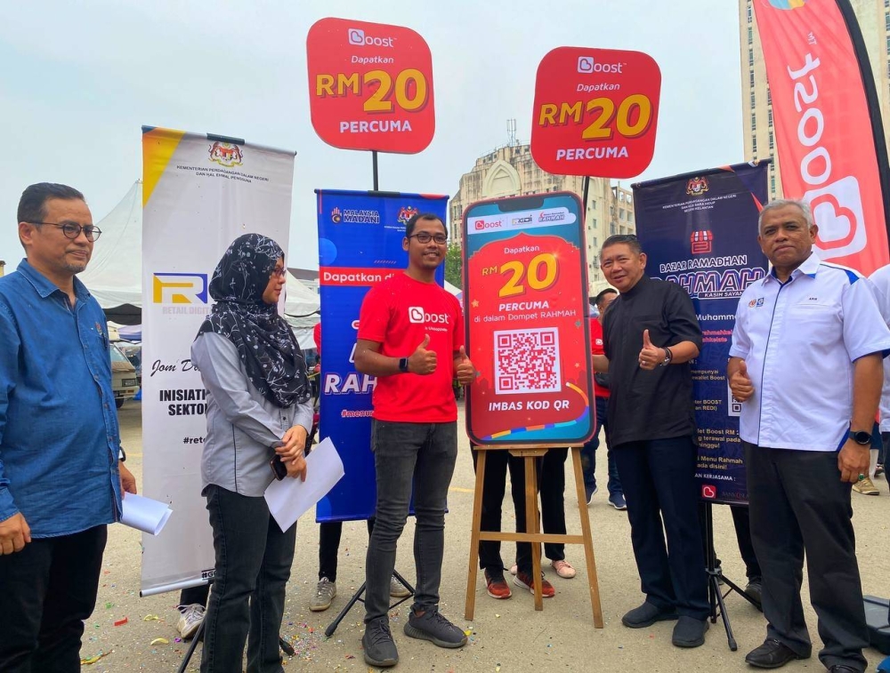 Salahuddin (dua,kanan) mengadakan lawatan di Bazar Ramadan Rahmah Stadium Sultan Muhammad IV di Kota Bharu.