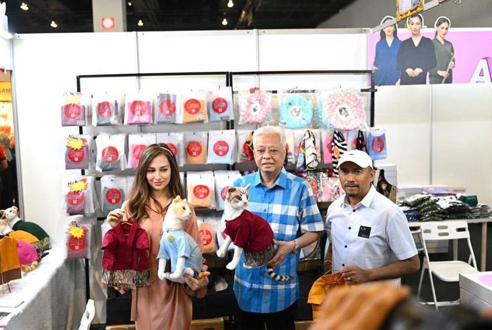 Ismail Sabri (tengah) bersama Anna (kiri) sempat bergambar bersama kucing-kucing di majlis Giving Back To Cat-Munity.