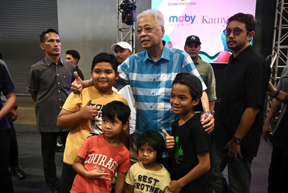 Ismail Sabri meluangkan masa bergambar bersama kanak-kanak yang hadir pada majlis tersebut.