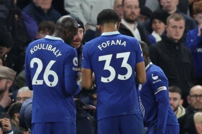 Koulibaly (kiri) dan Fofana menjamah makanan untuk berbuka puasa. - Foto Agensi.