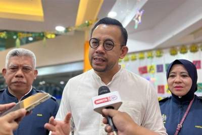 Steven Sim Chee Keong (tengah) bercakap kepada pengamal media pada program lawatan ke Jabatan Kastam Diraja Malaysia Wilayah Persekutuan Labuan pada Ahad. - Foto: Bernama