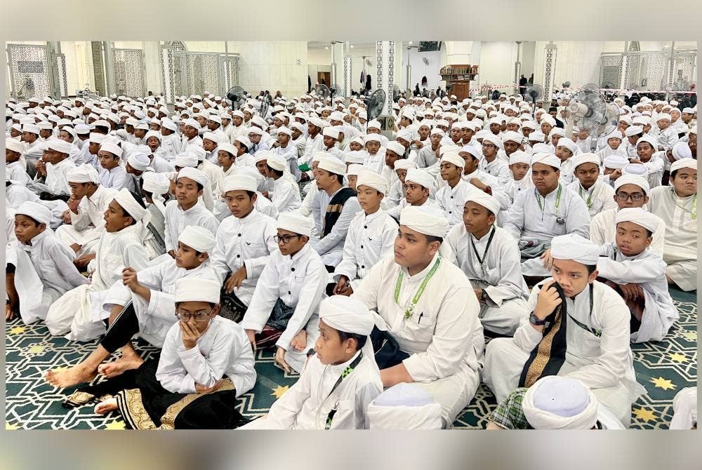 Barisan pelajar tahfiz yang mengikuti Ijtimak Huffaz Selangor ke-16 selama dua hari bermula Sabtu lalu.