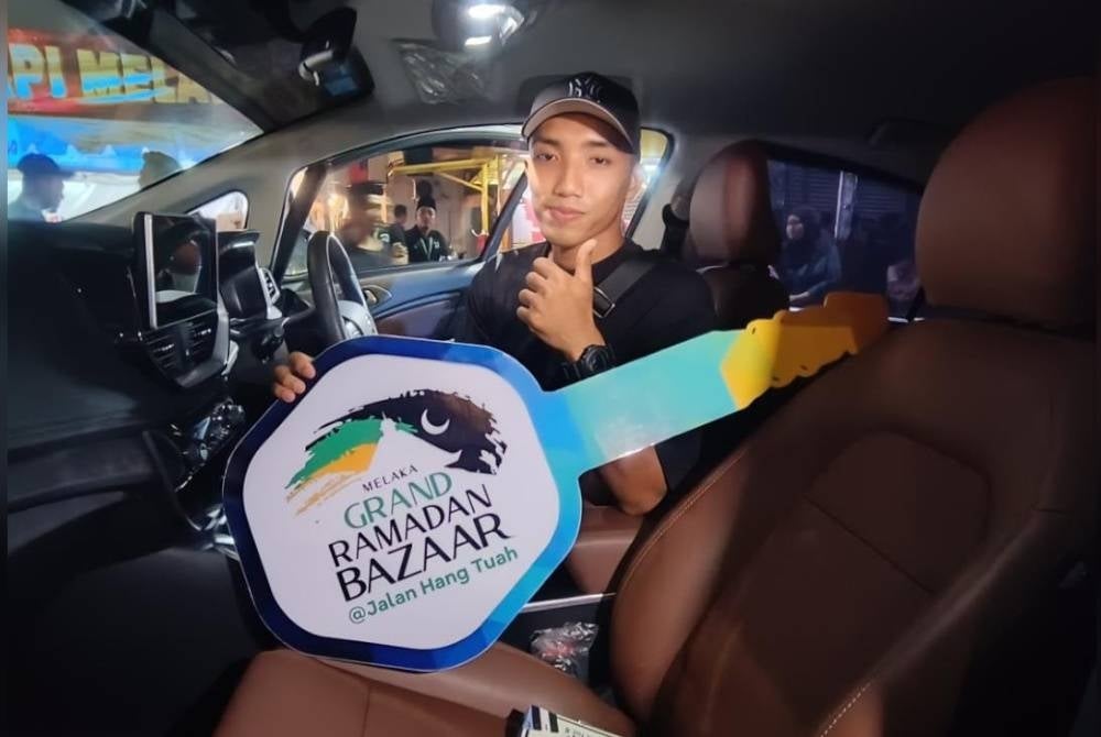 Muhamad Sharul Aiemi mencuba duduk di tempat duduk pemandu kereta Proton Persona itu.